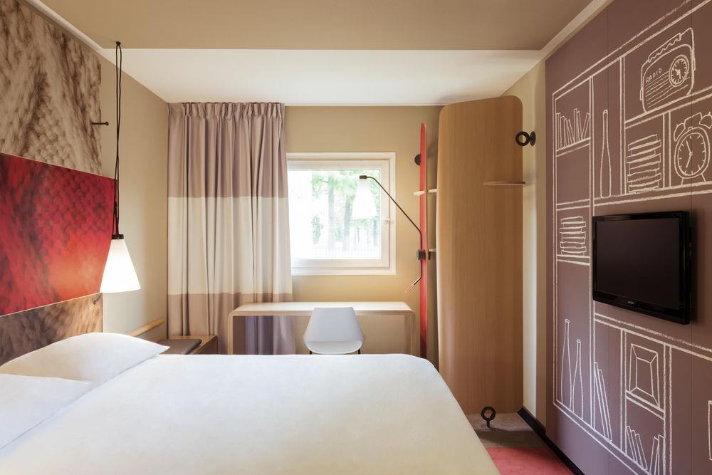 ไอบิส ปารีส เลอ บูร์เฌต์ Hotel ลา คูร์เนิฟ ภายนอก รูปภาพ