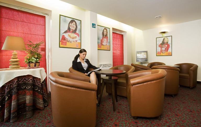 ไอบิส ปารีส เลอ บูร์เฌต์ Hotel ลา คูร์เนิฟ ภายนอก รูปภาพ