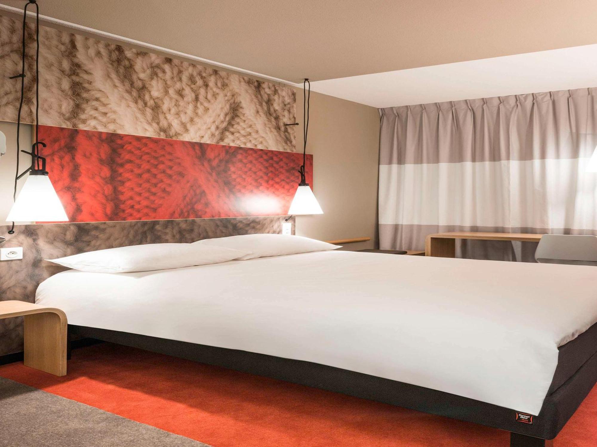 ไอบิส ปารีส เลอ บูร์เฌต์ Hotel ลา คูร์เนิฟ ภายนอก รูปภาพ