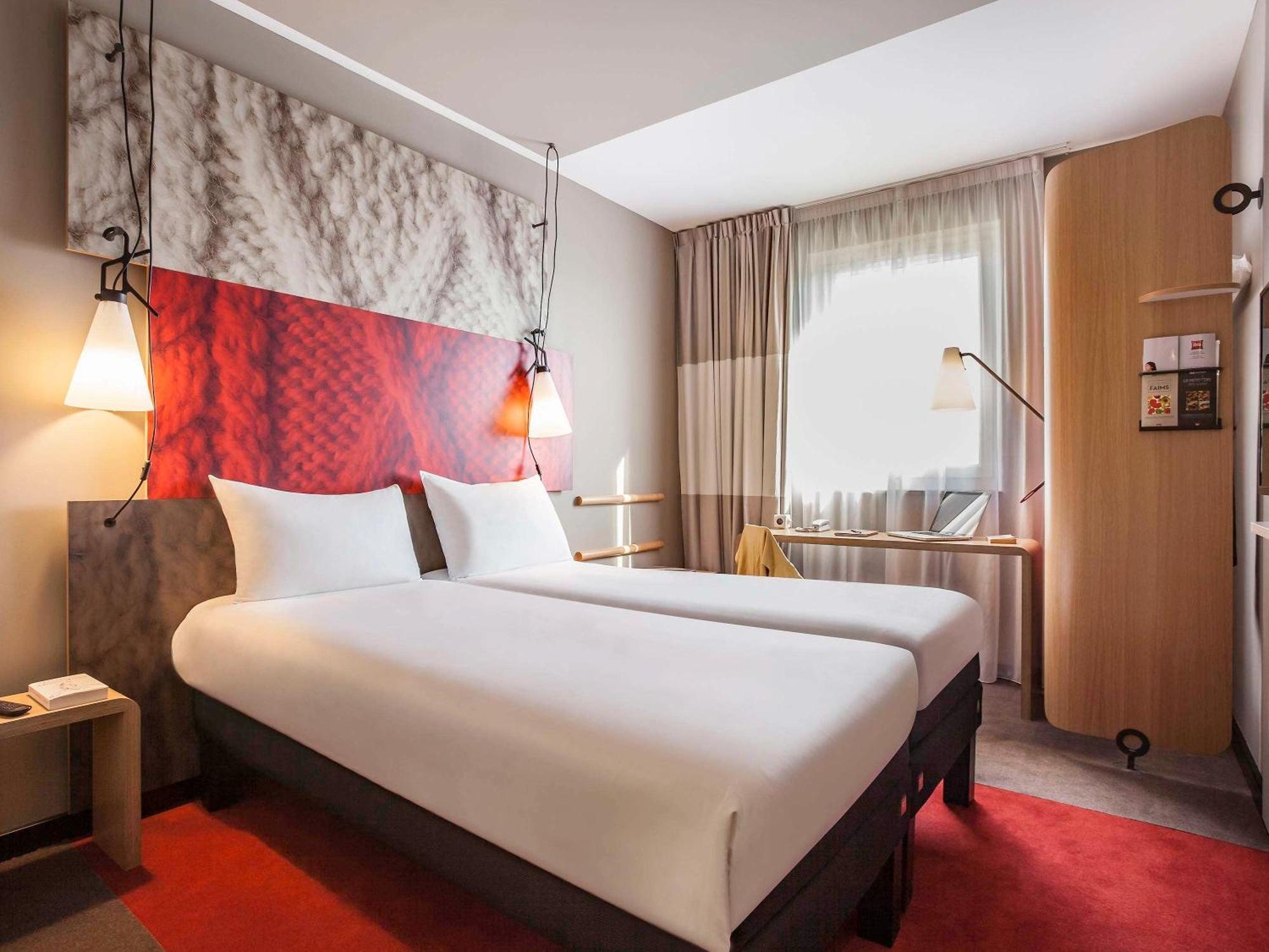 ไอบิส ปารีส เลอ บูร์เฌต์ Hotel ลา คูร์เนิฟ ภายนอก รูปภาพ