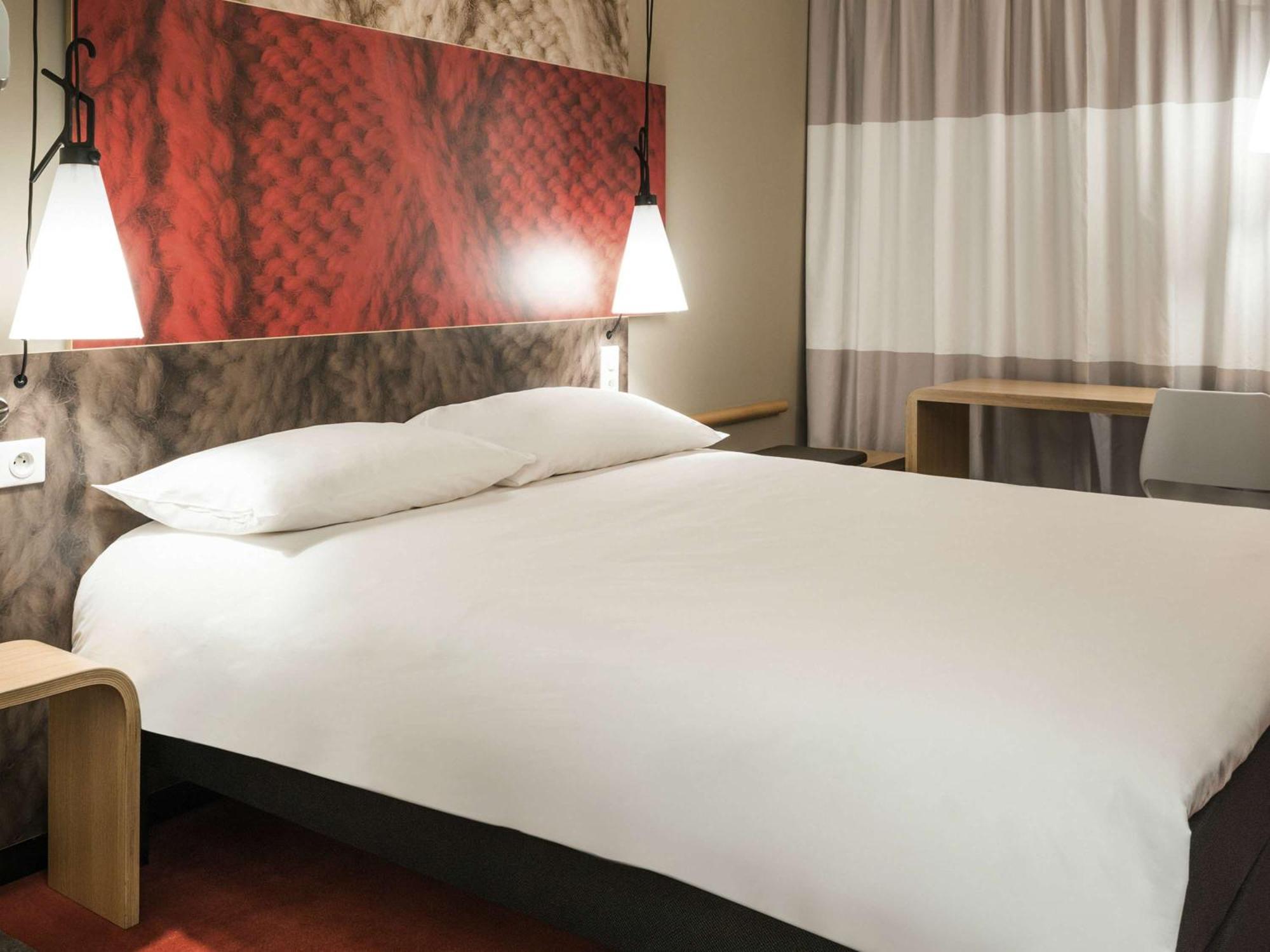 ไอบิส ปารีส เลอ บูร์เฌต์ Hotel ลา คูร์เนิฟ ภายนอก รูปภาพ