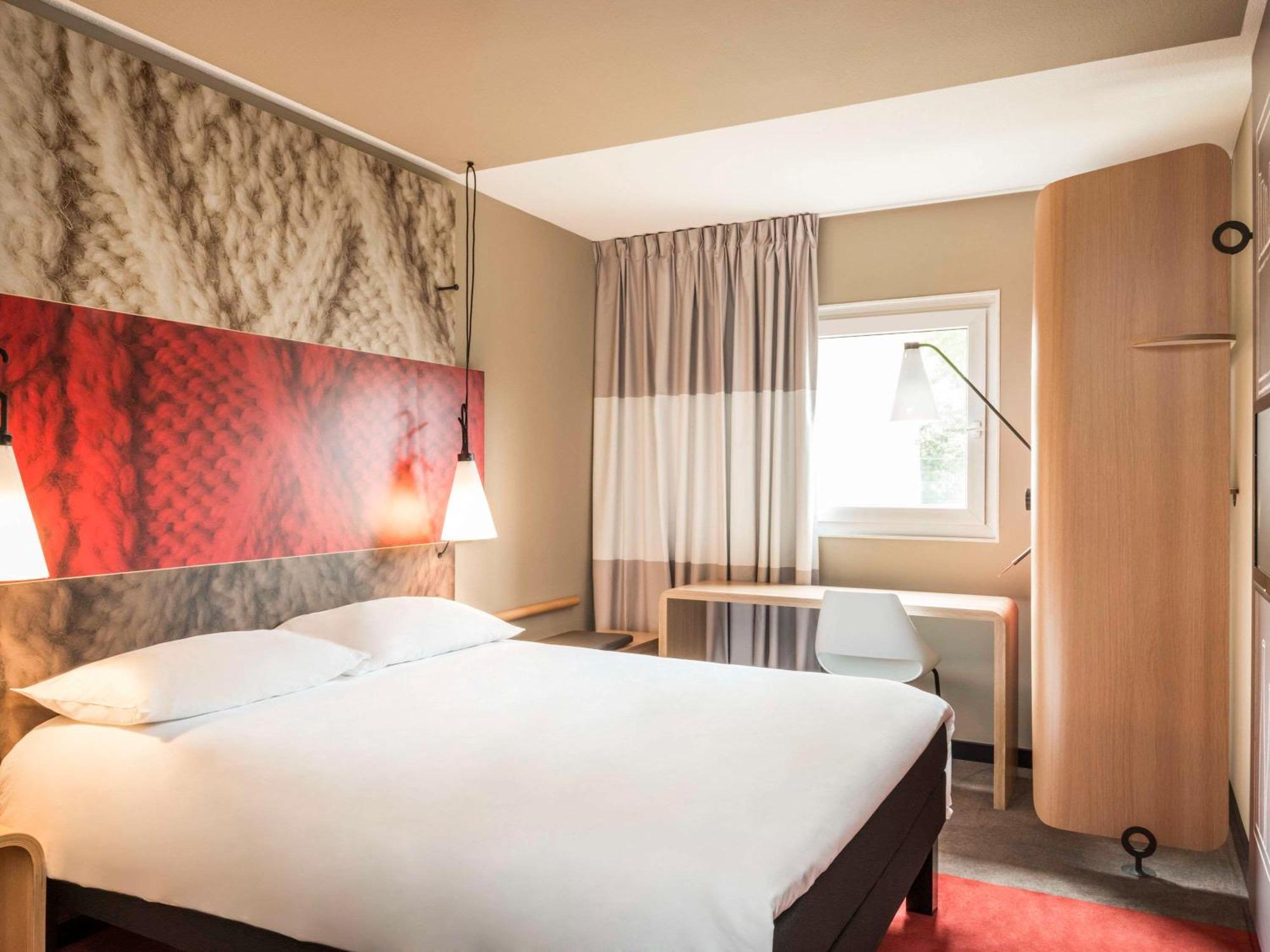 ไอบิส ปารีส เลอ บูร์เฌต์ Hotel ลา คูร์เนิฟ ภายนอก รูปภาพ