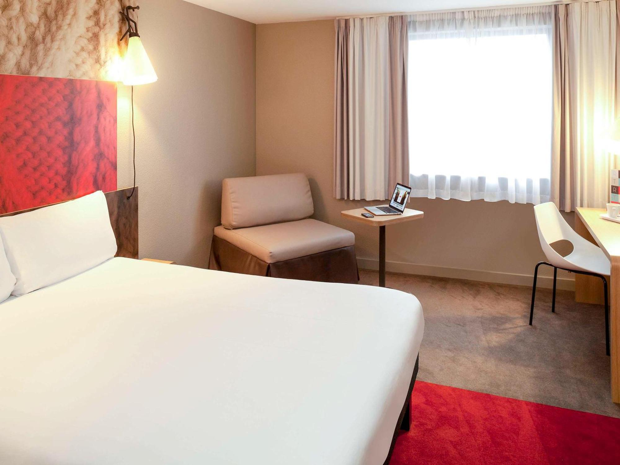 ไอบิส ปารีส เลอ บูร์เฌต์ Hotel ลา คูร์เนิฟ ภายนอก รูปภาพ