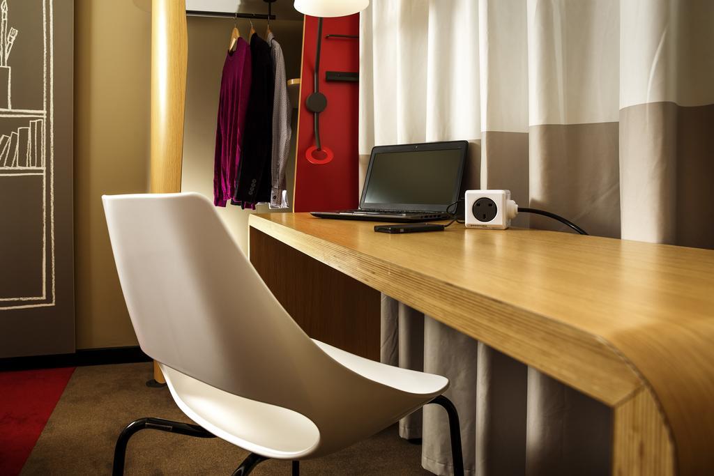 ไอบิส ปารีส เลอ บูร์เฌต์ Hotel ลา คูร์เนิฟ ภายนอก รูปภาพ
