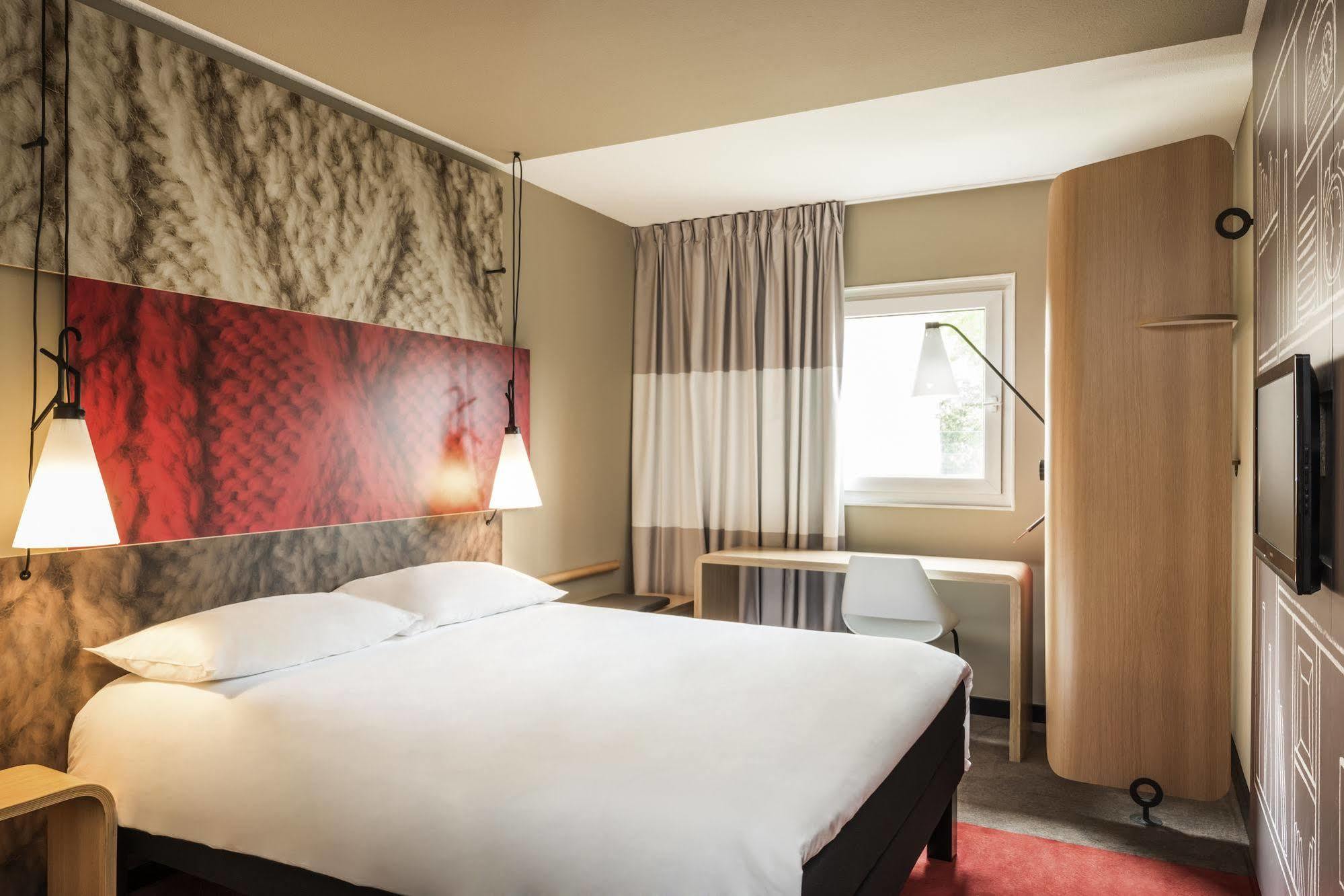 ไอบิส ปารีส เลอ บูร์เฌต์ Hotel ลา คูร์เนิฟ ภายนอก รูปภาพ