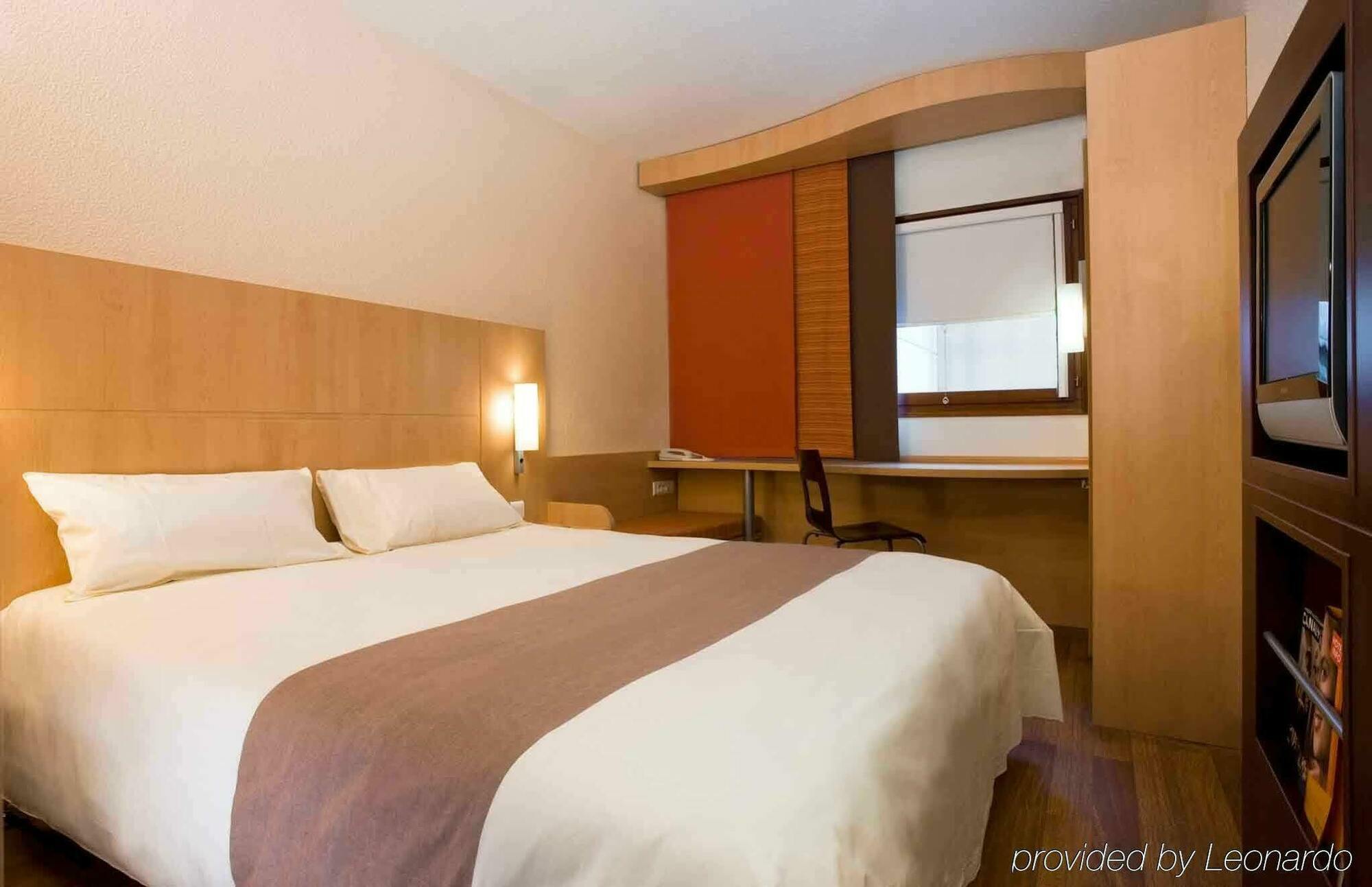 ไอบิส ปารีส เลอ บูร์เฌต์ Hotel ลา คูร์เนิฟ ภายนอก รูปภาพ